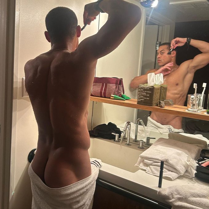 ROBERT RICHARD NUDE PHOTO: Robert Richard Flaunts His Ass In Viral Photo
